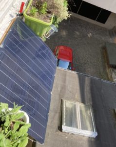 Breite Solarpanels für den Fenstersims, 2x30Wp, Custom Montage